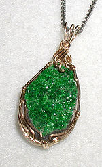 Pendentif avec uvarovite