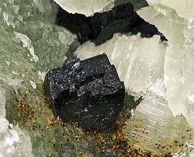 Babingtonite avec Prenite USA.jpg