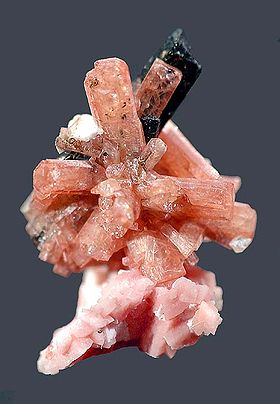 Nenadkevichite-Aegirine-Rhodochrosite-20240.jpg